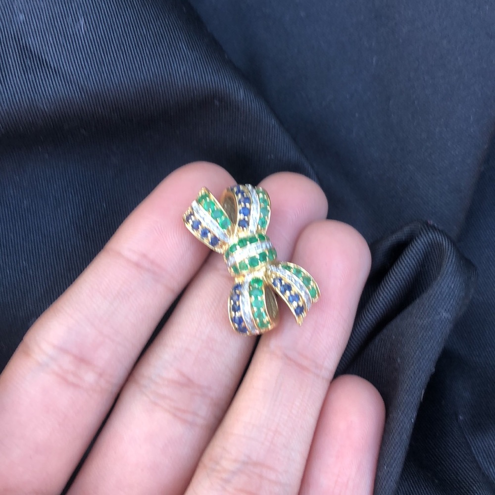 Emerald, sapphire, & diamond yellow gold bow ring - Picture 2 of 5